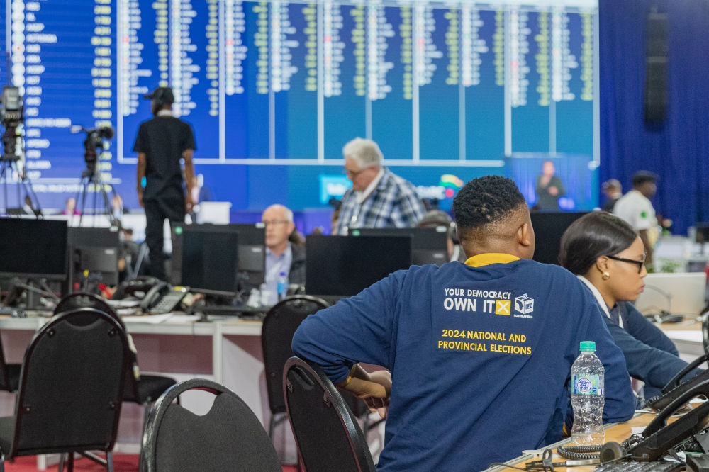 南非大选计票工作紧张进行