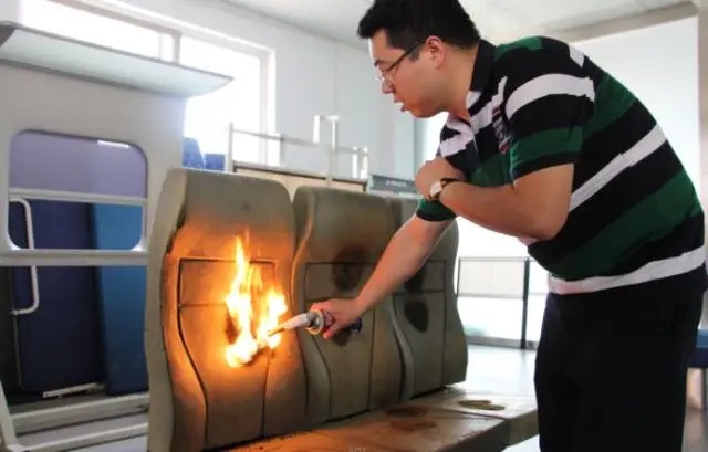 热搜！网友吐槽高铁座椅不卫生，国铁集团明确：180天换洗一次，污损可及时换洗