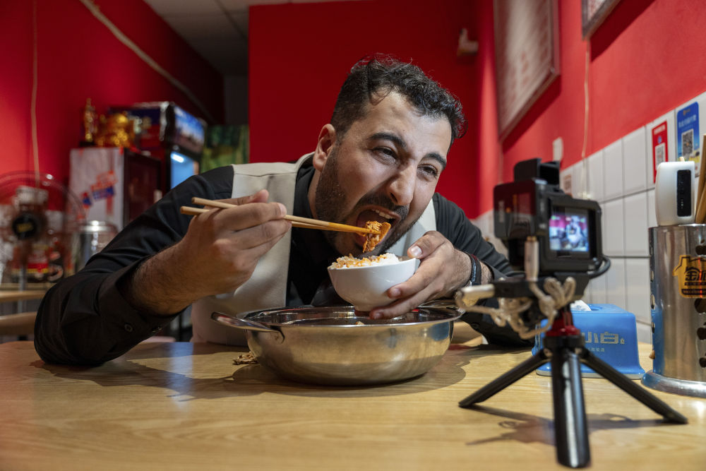 伊拉克小哥成为中国美食博主：我喜欢和平的生活