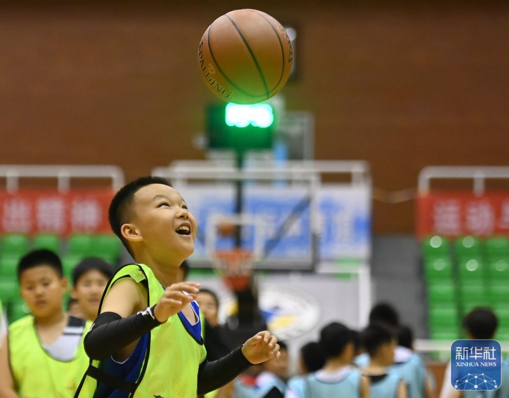 “六一”国际儿童节 | 篮下挥汗迎“六一”