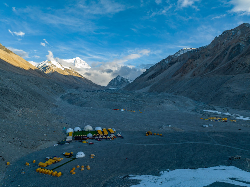 追光 | 地球人奔赴珠峰，不止为了登上8848