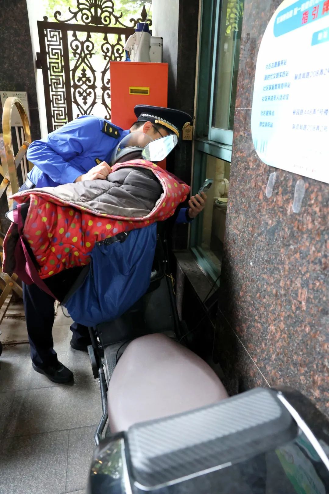 上海开出首张罚单！电动车拉线充电遭处罚！记者直击新修条例实施首日