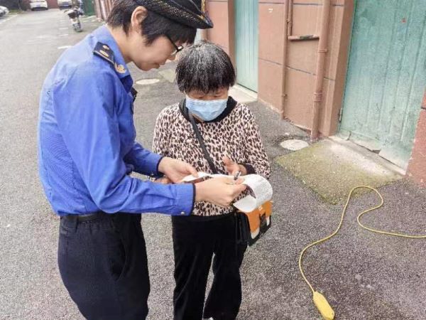 电动车违规充电整治今起“动真格”，全市首张个人罚单开出，私拉电线充电被罚50元