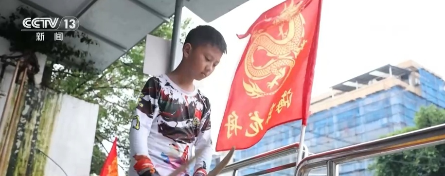 蛟龙逐浪 小小少年传承龙舟文化 蛟龙逐浪 小小少年传承龙舟文化