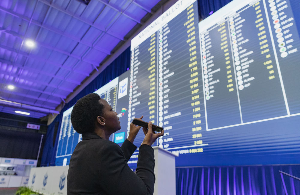 南非大选计票工作紧张进行