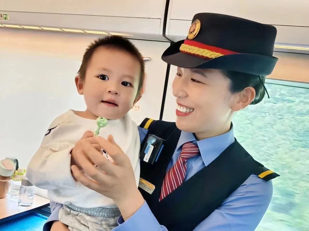 买儿童火车票不用量身高!节假日带娃出行攻略来了! 买儿童火车票不用量身高!节假日带娃出行攻略来了!