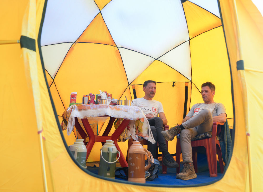 追光 | 地球人奔赴珠峰，不止为了登上8848