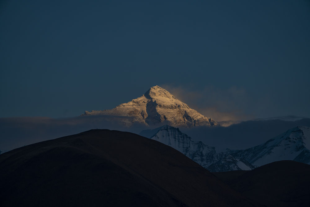追光 | 地球人奔赴珠峰，不止为了登上8848