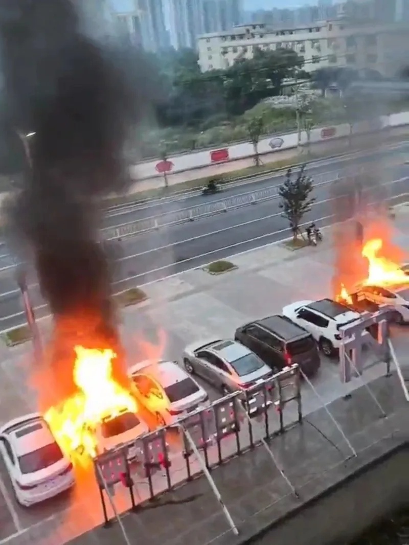 因感情纠纷纵火烧车!程某萍(男,38岁),被抓获 因感情纠纷纵火烧车!程某萍(男,38岁),被抓获