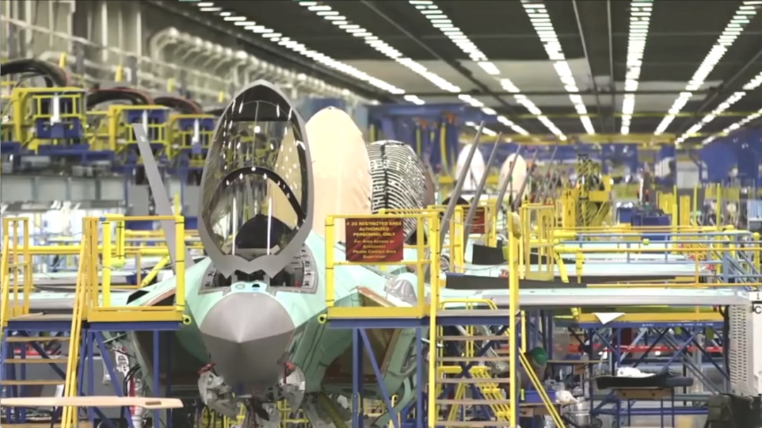 这架战斗机,刚出厂就坠毁了 这架战斗机,刚出厂就坠毁了