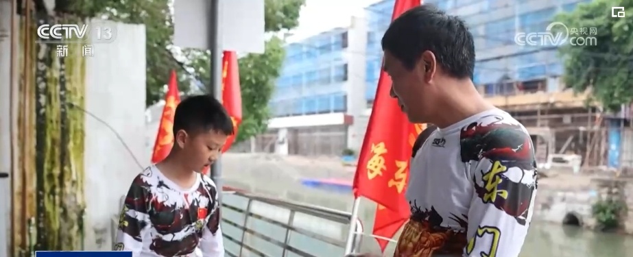 蛟龙逐浪 小小少年传承龙舟文化 蛟龙逐浪 小小少年传承龙舟文化