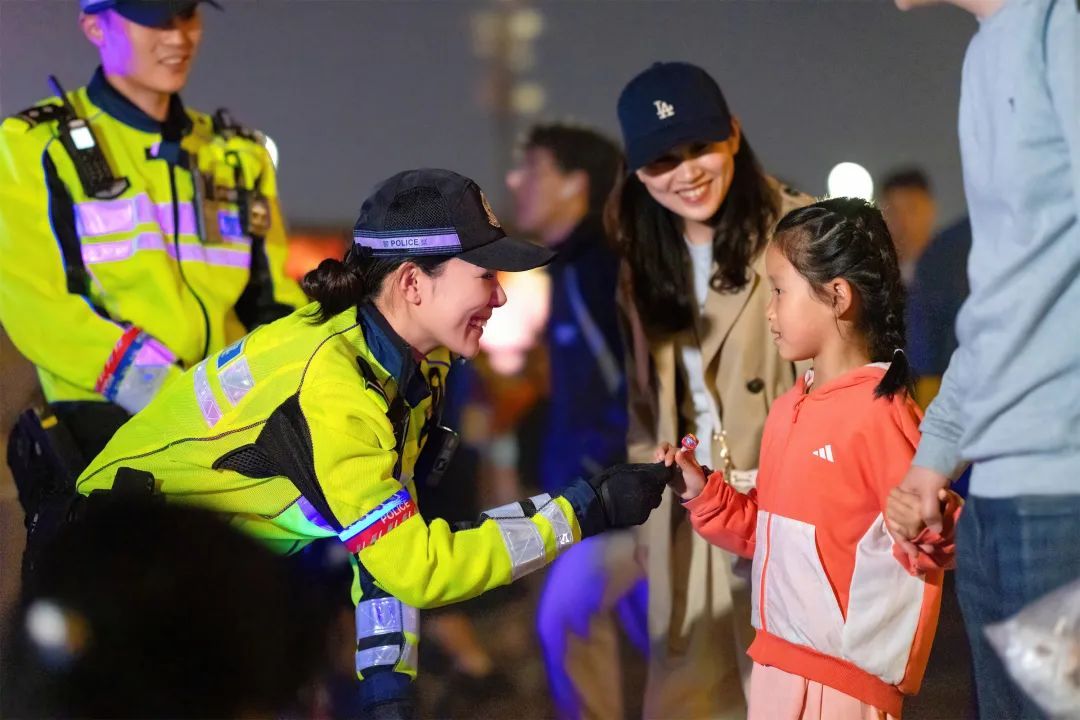 上海外滩女警意外“出圈”，本人回应