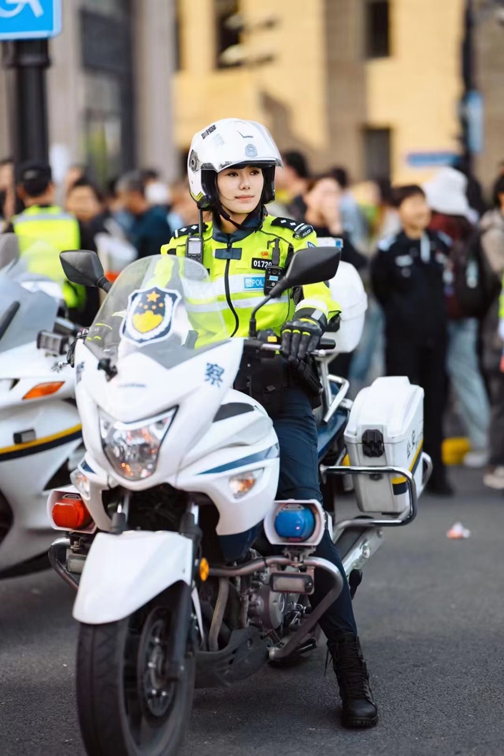 上海外滩女警意外“出圈”，本人回应