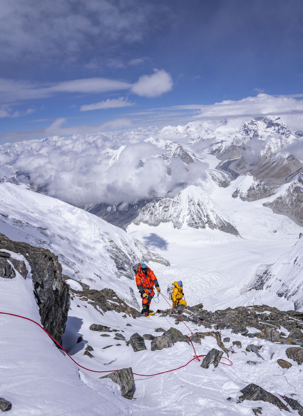 追光 | 地球人奔赴珠峰，不止为了登上8848