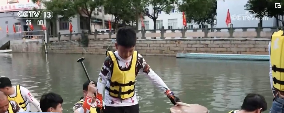 蛟龙逐浪 小小少年传承龙舟文化 蛟龙逐浪 小小少年传承龙舟文化