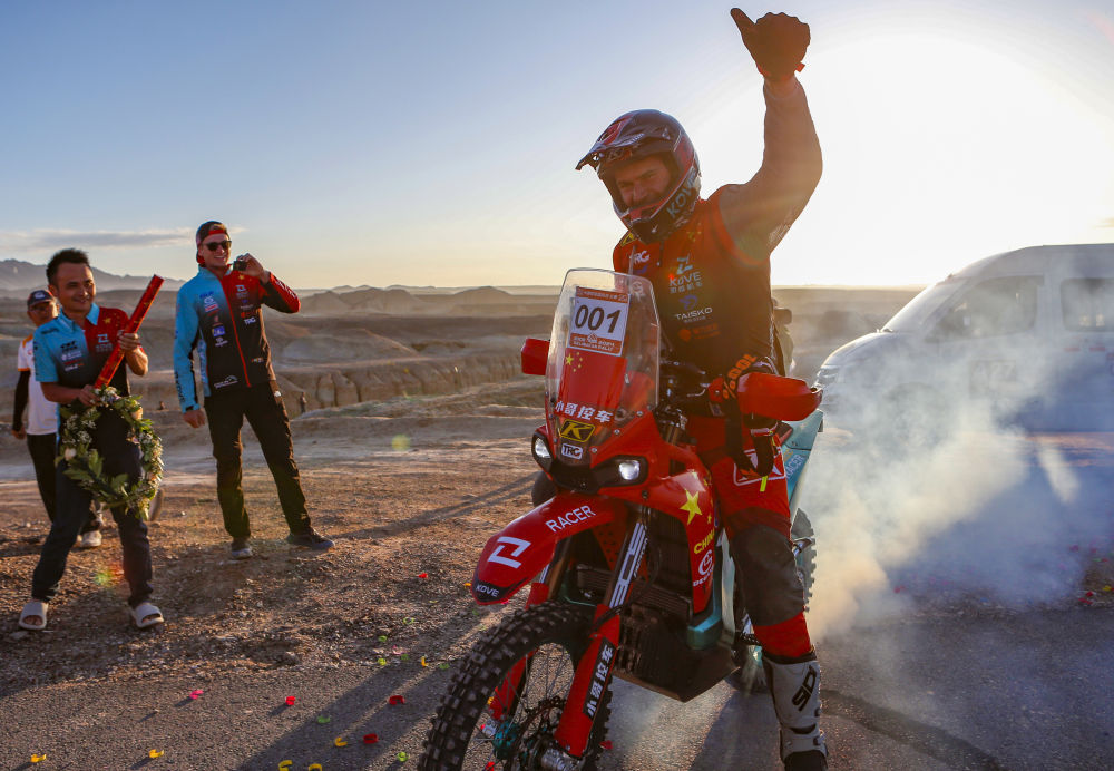 环塔拉力赛收车 韩魏加冕“四冠王” 环塔拉力赛收车 韩魏加冕“四冠王”