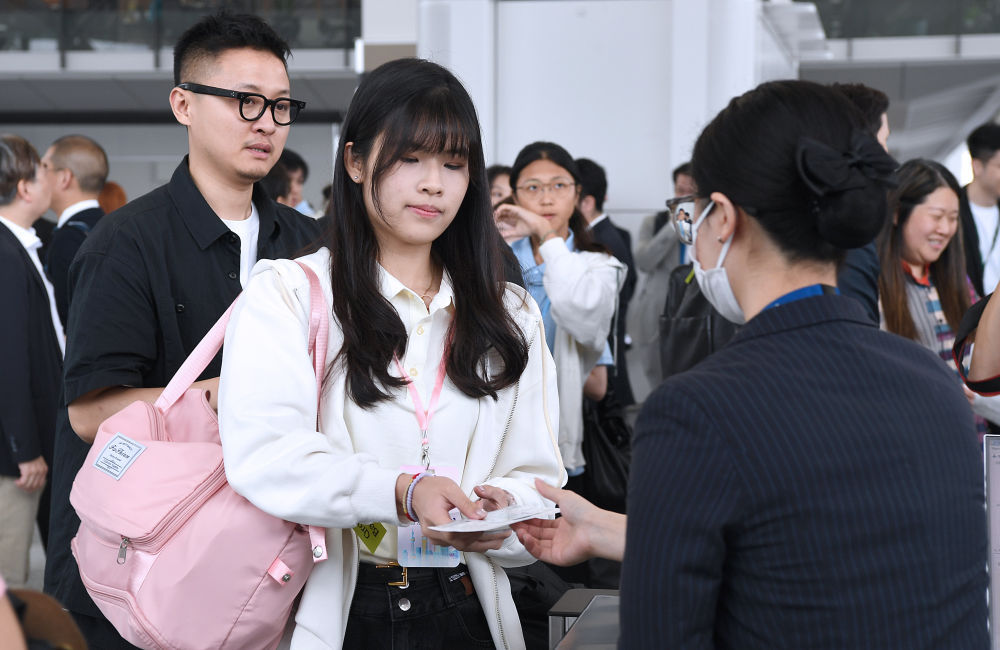 C919首个跨境商业包机飞抵上海