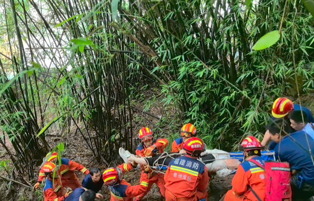 情侣打卡网红景点，失足坠崖双双被困