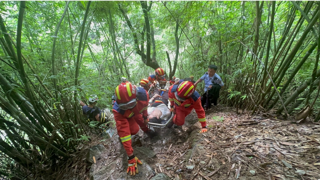 情侣打卡网红景点，失足坠崖双双被困