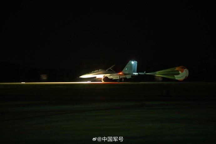 暗夜出击!多图直击东部战区夜间飞行训练 暗夜出击!多图直击东部战区夜间飞行训练