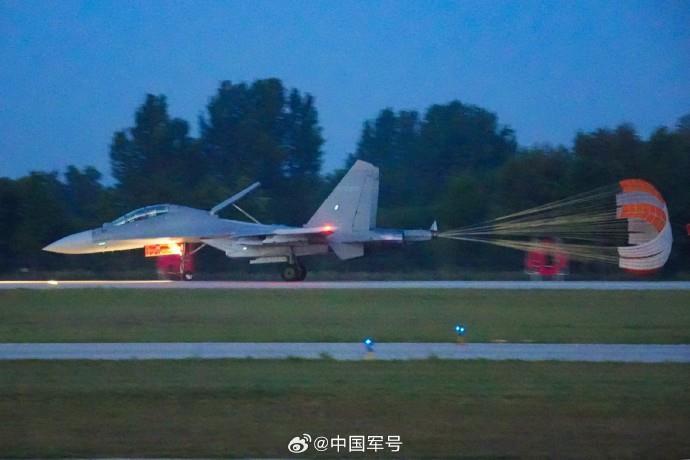 暗夜出击!多图直击东部战区夜间飞行训练 暗夜出击!多图直击东部战区夜间飞行训练