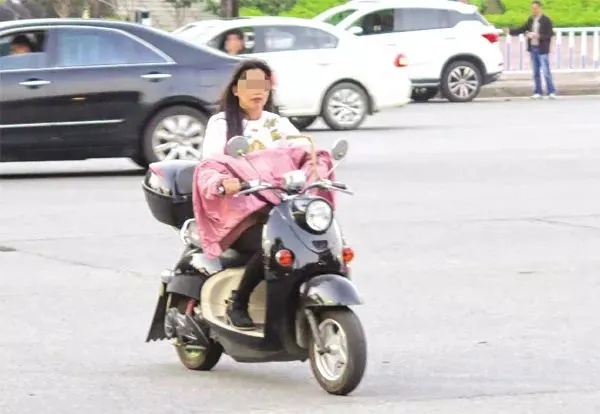 骑车突然骑不动了，回头一看傻眼…这个季节高发，非常危险！