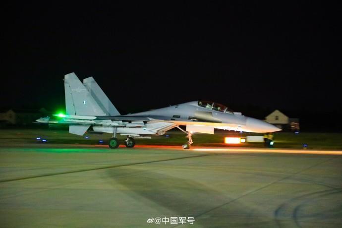 暗夜出击!多图直击东部战区夜间飞行训练 暗夜出击!多图直击东部战区夜间飞行训练