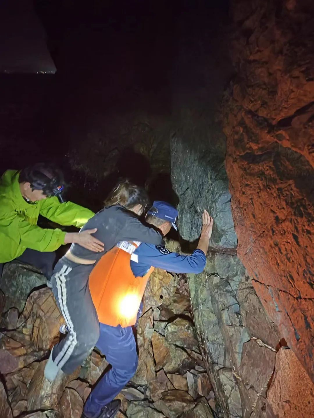 紧急!深圳女子被困悬崖 紧急!深圳女子被困悬崖