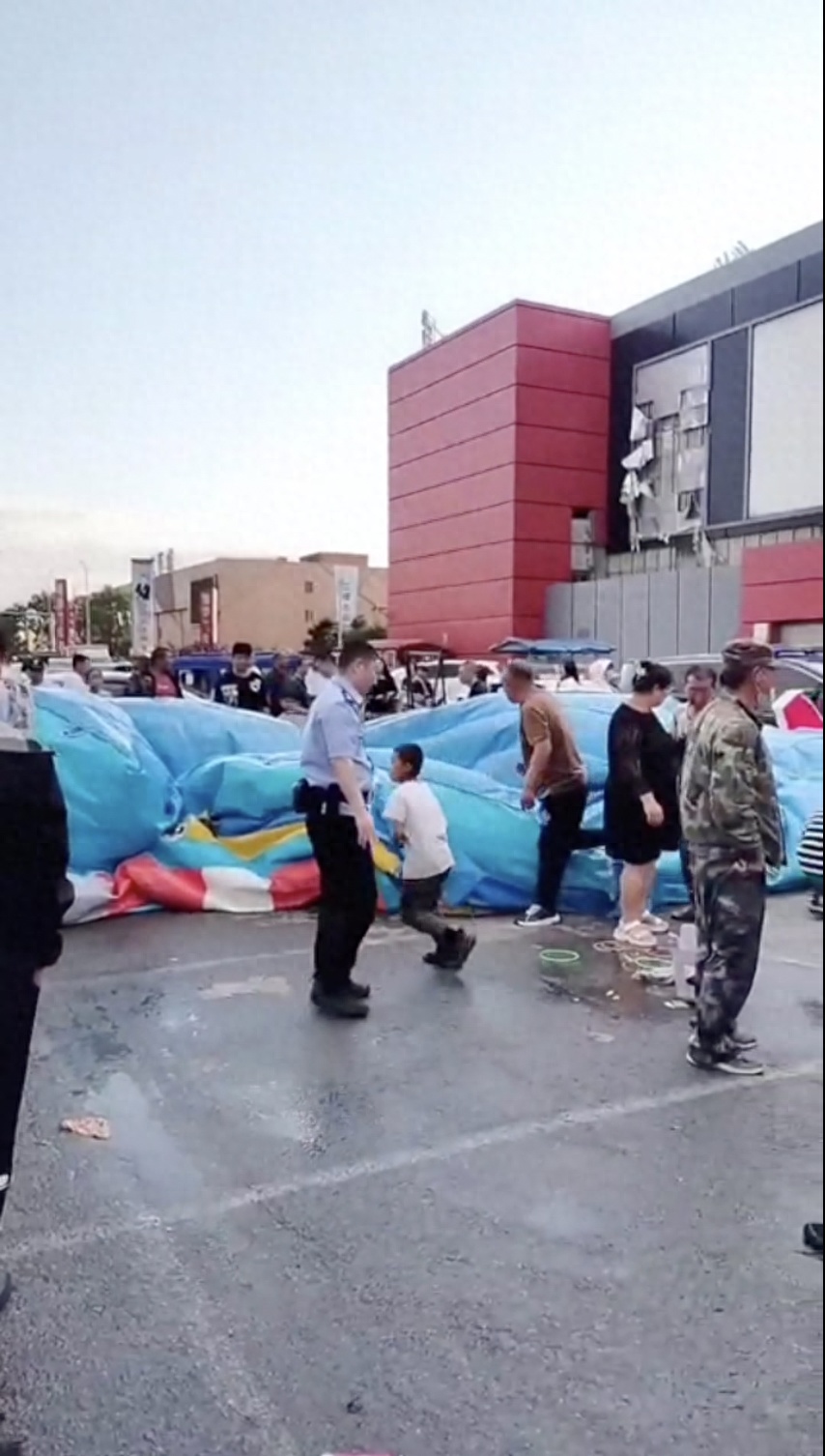 辽宁一充气城堡发生事故！警方：有孩子受伤，已送医！