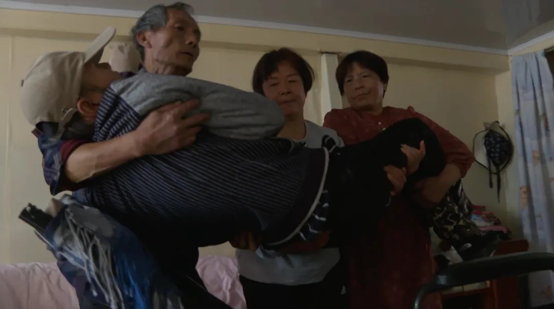 “小时候教你走路,现在,妈妈再教一次……” “小时候教你走路,现在,妈妈再教一次……”