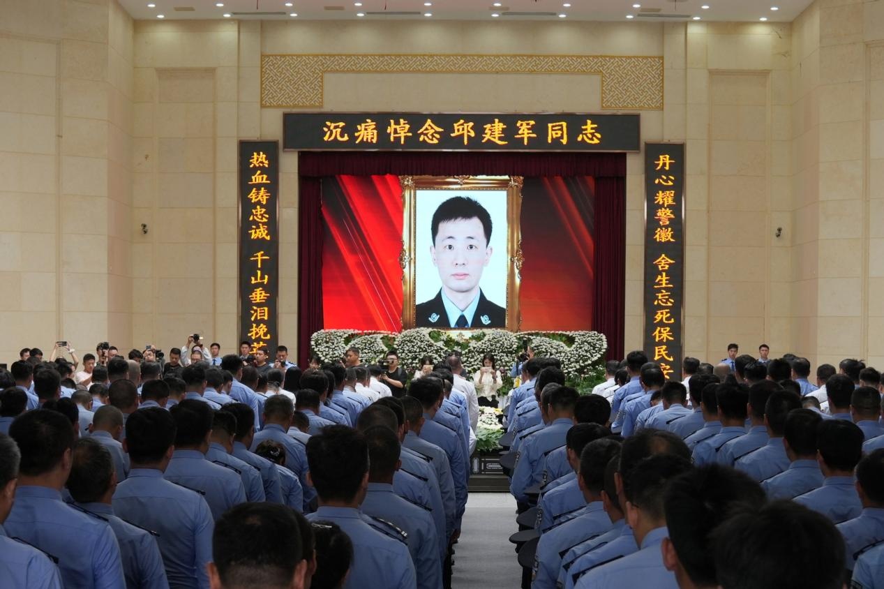 身中15刀仍殊死搏斗 武汉民警邱建军壮烈牺牲