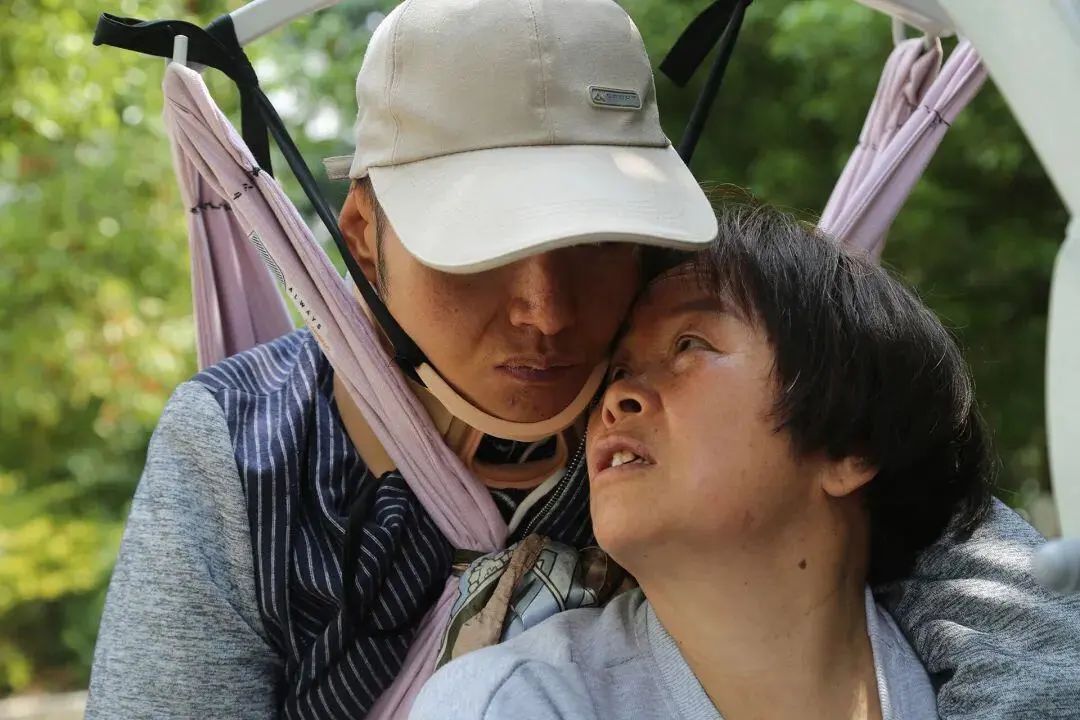 “小时候教你走路,现在,妈妈再教一次……” “小时候教你走路,现在,妈妈再教一次……”