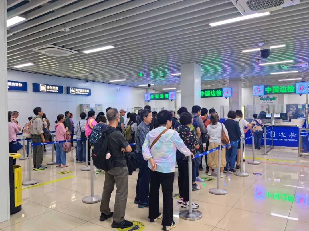 首批直飞航班抵哈！香港游客：哈尔滨的夏天太凉爽了