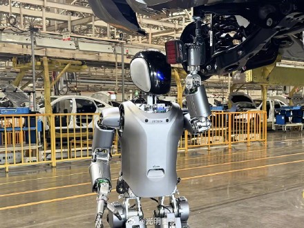 人形机器人正式上岗汽车产线