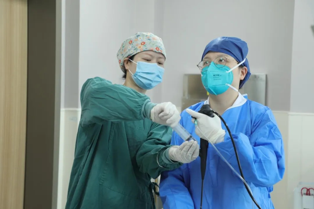 大伯干活回家，突然倒地窒息！气管发霉了？很多人都有同一个爱好…