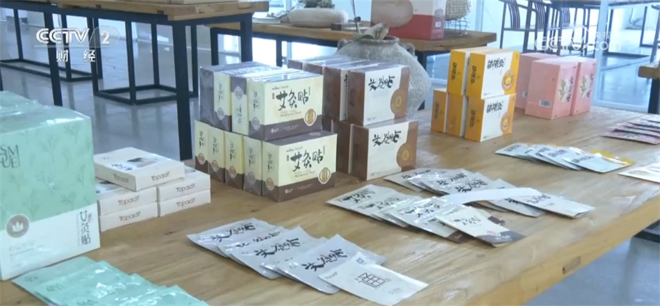 粽子、艾草创意产品迎热销 端午民俗“火”了市场、“甜”了生活