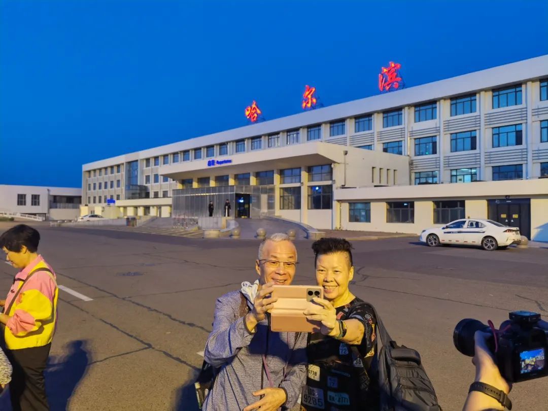 首批直飞航班抵哈！香港游客：哈尔滨的夏天太凉爽了