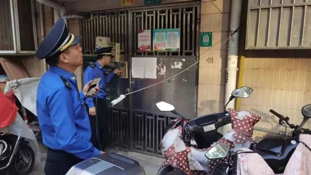 私拉线充电!上海开出新规后首张电动车罚单→ 私拉线充电!上海开出新规后首张电动车罚单→