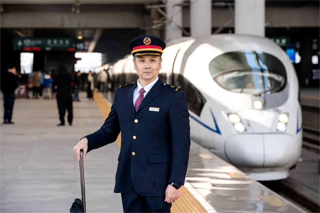 央视连线高铁司机！他一张口，掌声不断！