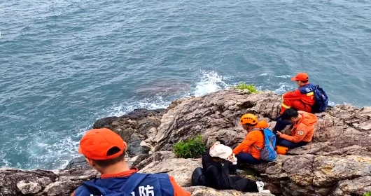 紧急!深圳女子被困悬崖 紧急!深圳女子被困悬崖