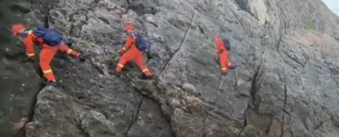 紧急!深圳女子被困悬崖 紧急!深圳女子被困悬崖