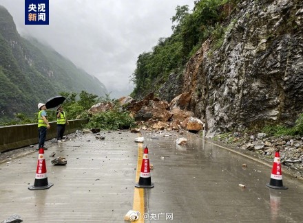 强降雨致广西天峨公路塌方
