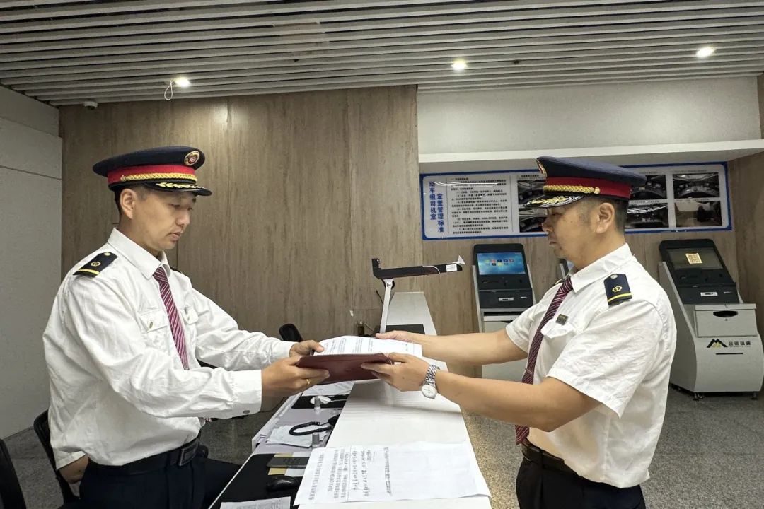 央视连线高铁司机！他一张口，掌声不断！