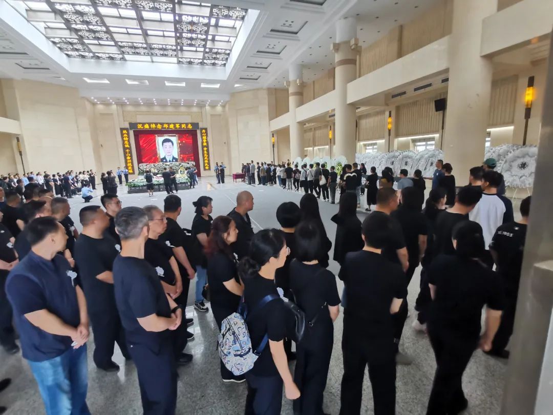 痛别英雄!武汉民警邱建军遗体告别仪式今日举行 痛别英雄!武汉民警邱建军遗体告别仪式今日举行