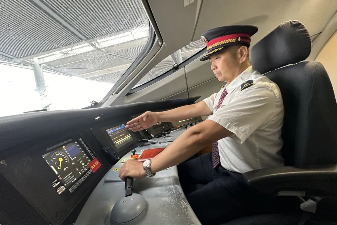 央视连线高铁司机！他一张口，掌声不断！