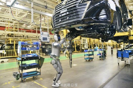 人形机器人正式上岗汽车产线