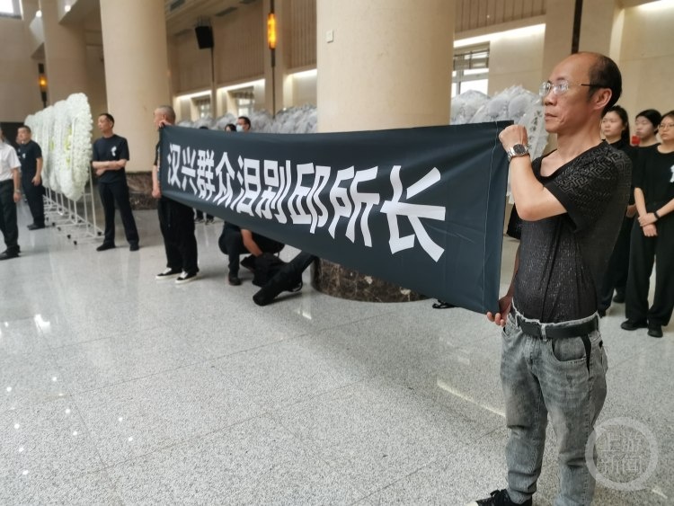 身中15刀仍紧追歹徒，牺牲民警邱建军遗体告别仪式今日举行