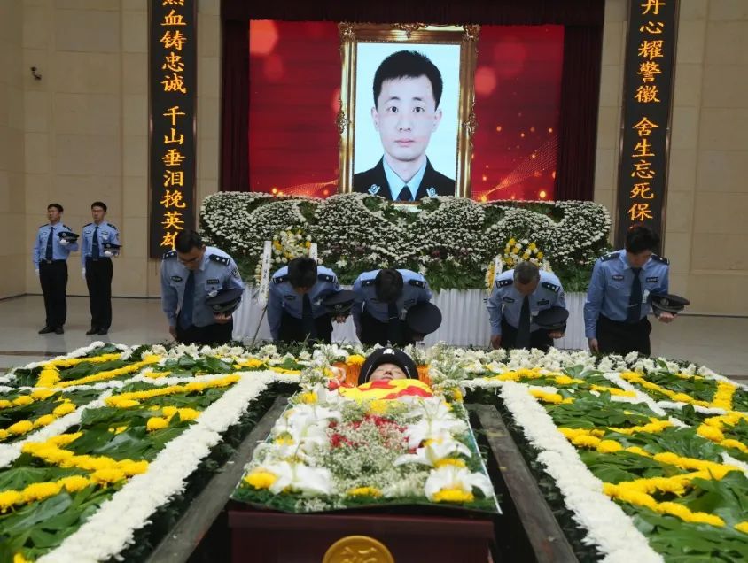 痛别英雄!武汉民警邱建军遗体告别仪式今日举行 痛别英雄!武汉民警邱建军遗体告别仪式今日举行