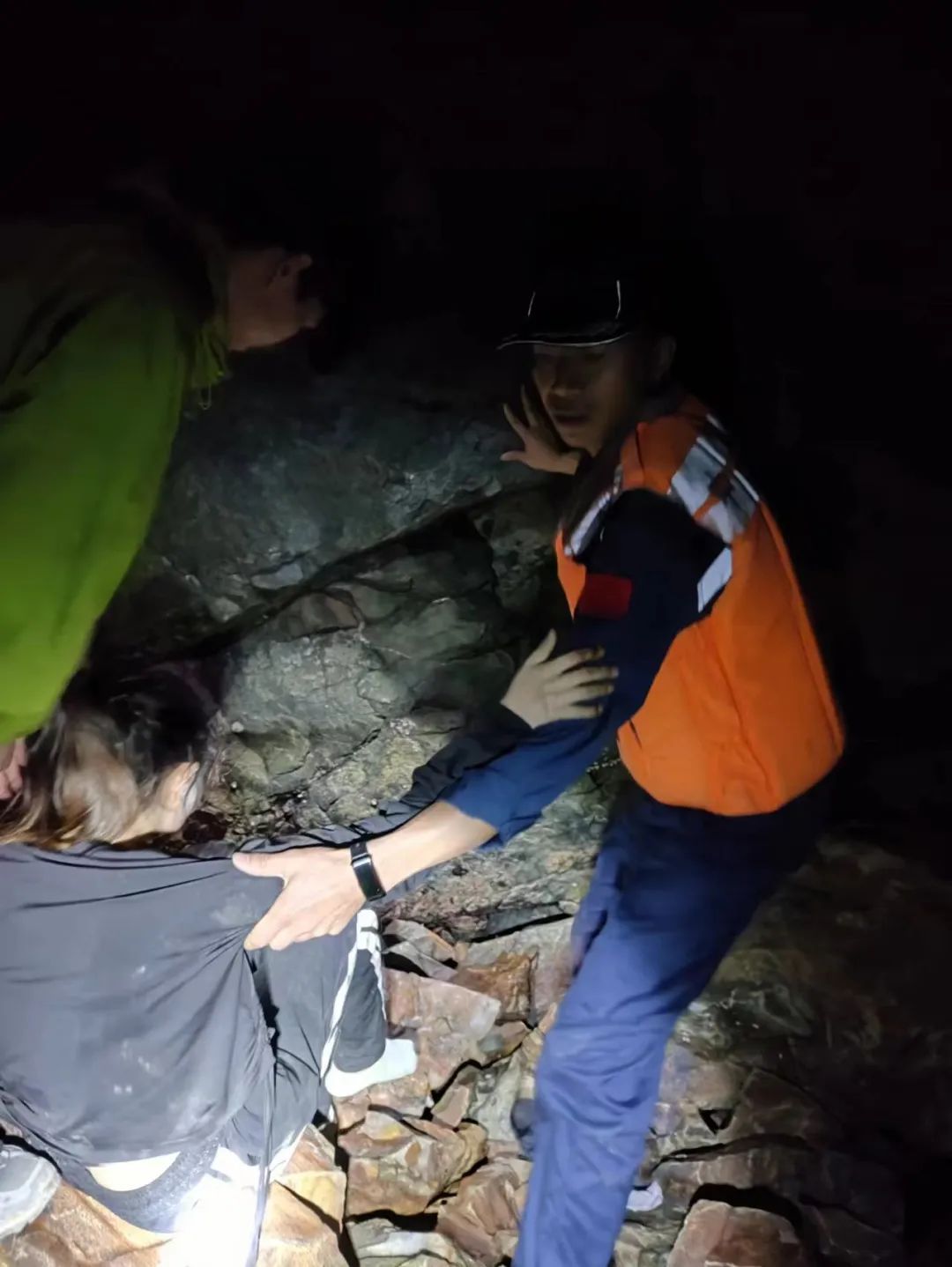 紧急!深圳女子被困悬崖 紧急!深圳女子被困悬崖