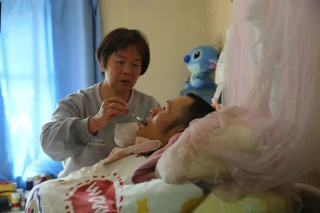 “小时候教你走路,现在,妈妈再教一次……” “小时候教你走路,现在,妈妈再教一次……”